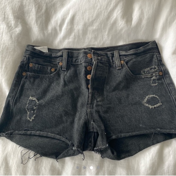 Levi’s black shorts mid rise - Picture 3 of 3